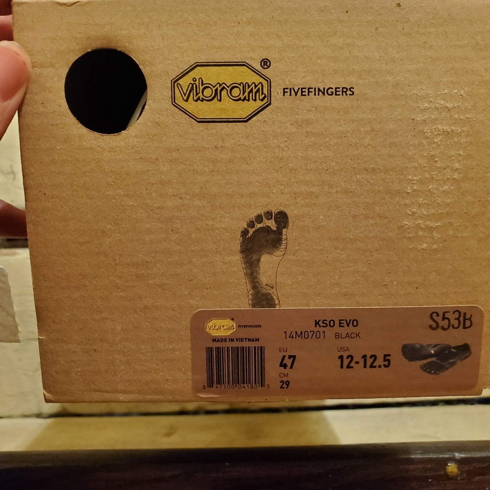 Brand new Men's Vibrams size 12 US or 47 Euro